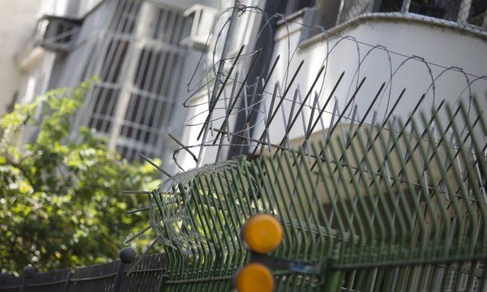 Grades e arames cercam pr&eacute;dios na Rua Paissandu