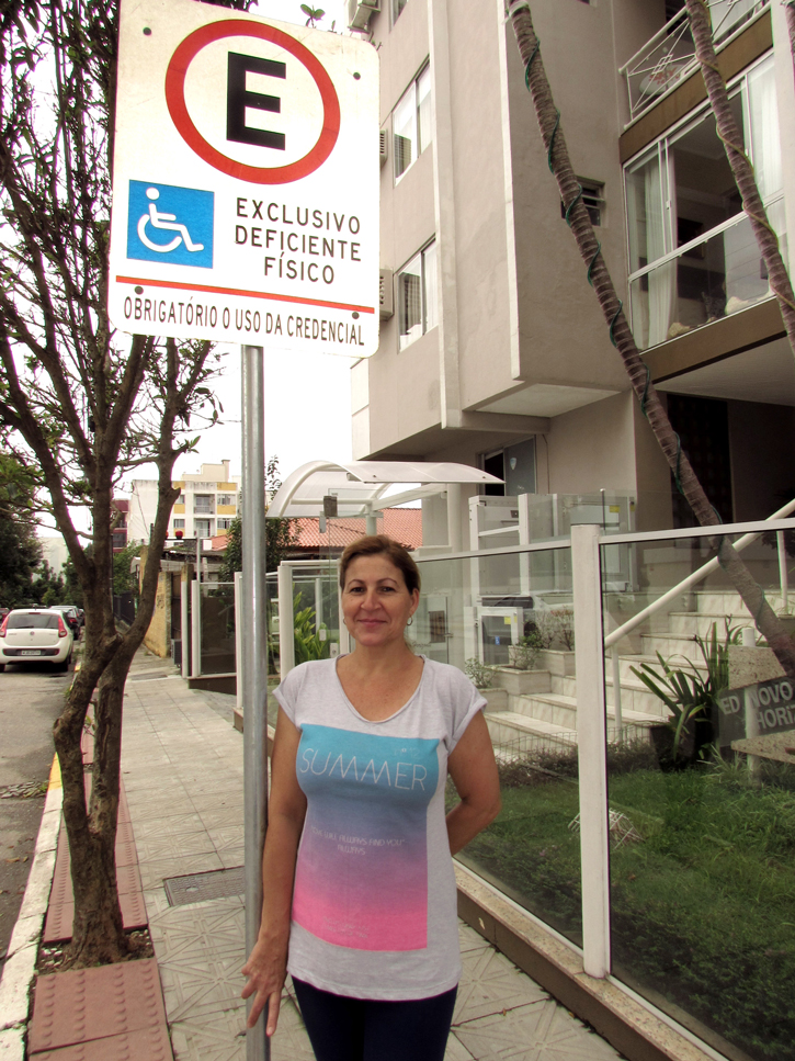 S&iacute;ndica Mercedes Rosa: adapta&ccedil;&atilde;o do elevador e vaga especial na cal&ccedil;ada em frente ao condom&iacute;nio 