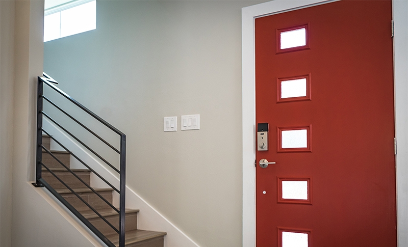 As portas externas dos apartamentos foram alteradas e o regimento proíbe. O que fazer?