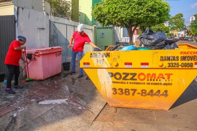 Com liminar da Justiça, população põe lixo nas ruas e continua sem coleta