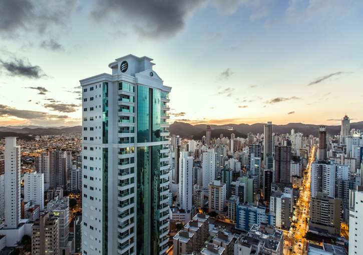 Em Balneário Camboriú, mais de 80% dos novos empreendimentos são de alto padrão e os preços variam de R$ 1 milhão a R$ 3,5 milhões.