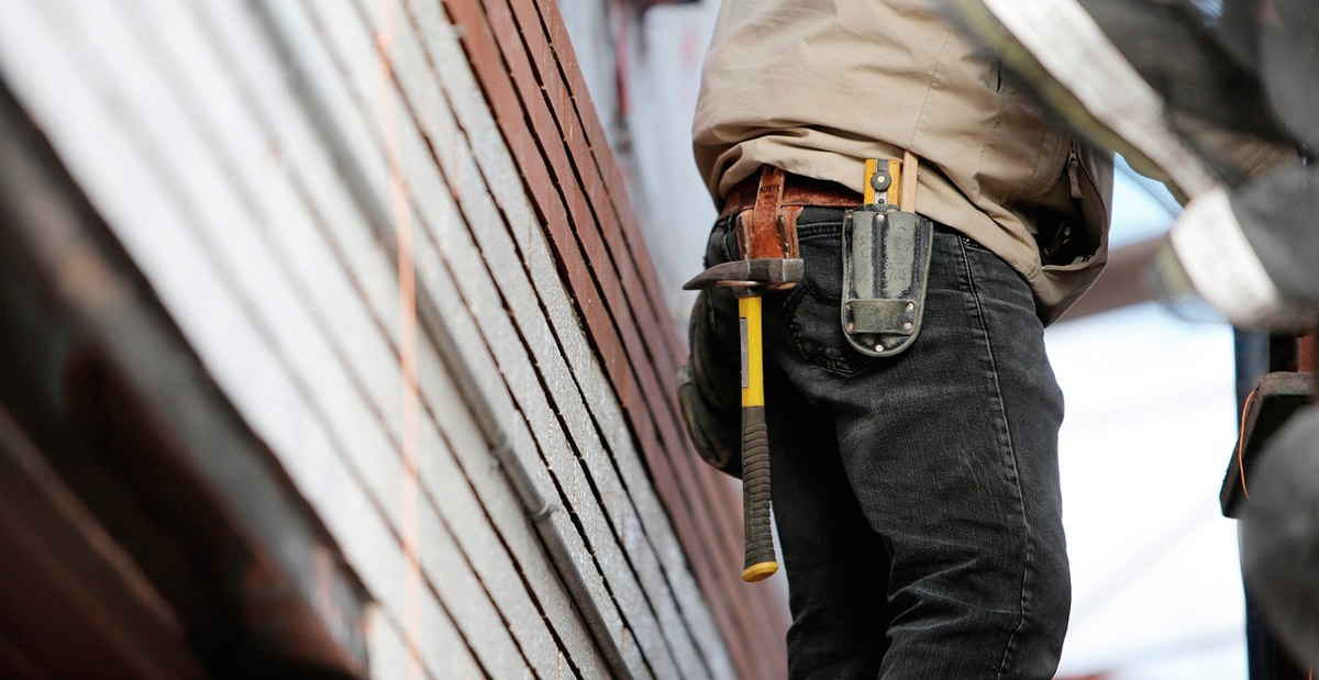 O poço de luz foi invadido pelo proprietário de um apartamento que "ampliou" seu espaço. Isso está certo? O que devo fazer?