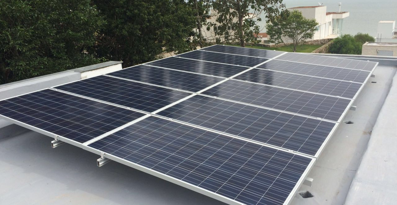 O investimento em painéis solares fotovoltaicos pode variar de R$ 20 mil a R$ 40 mil