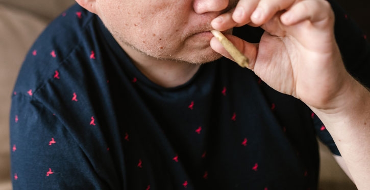 Posso aplicar multa em morador que usa maconha no apartamento? Qual artigo do Código Civil posso citar?