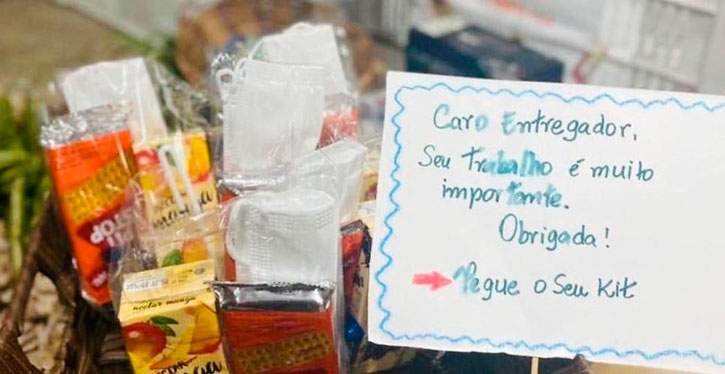 Motoboy é surpreendido em condomínio com 'kit solidário' para entregadores