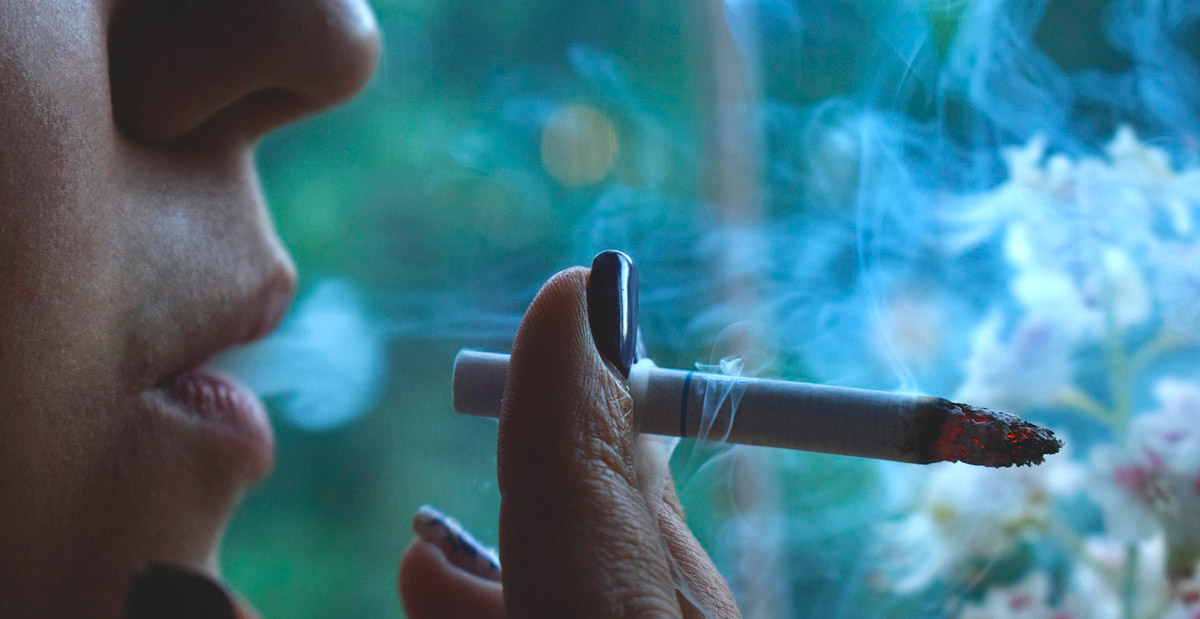 A vizinha fuma e meu filho de três anos é alérgico. Já conversei e ela é sempre grosseira. Existe algo a fazer?