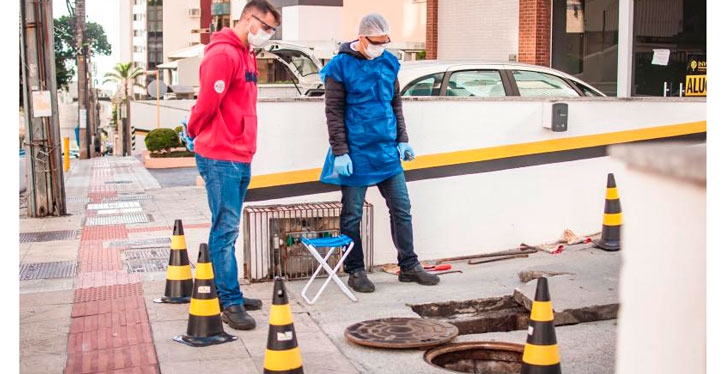 Técnicos do Se Liga inspecionam ligações de esgoto de um prédio no Centro de Florianópolis. Foto: Divulgação PMF