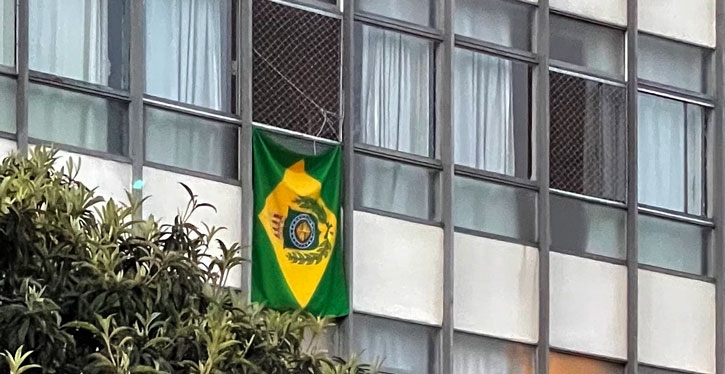 Bandeira do Império em sacada de Brasília