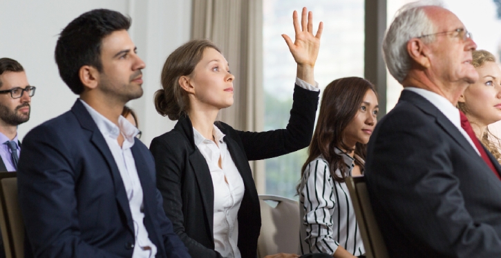 A destituição antes do fim do mandato pode ocorrer a qualquer momento, através de assembleia