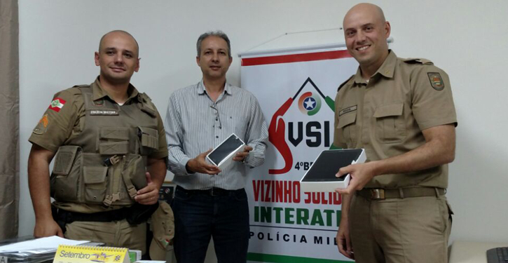 Síndico Albert Peres faz a entrega de equipamentos aos representantes da Policia Militar.