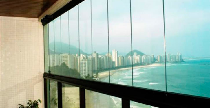 A aprovação em assembleia para fechar com vidros a sacada dos apartamentos inclui a autorização para modificar a área externa da sacada?