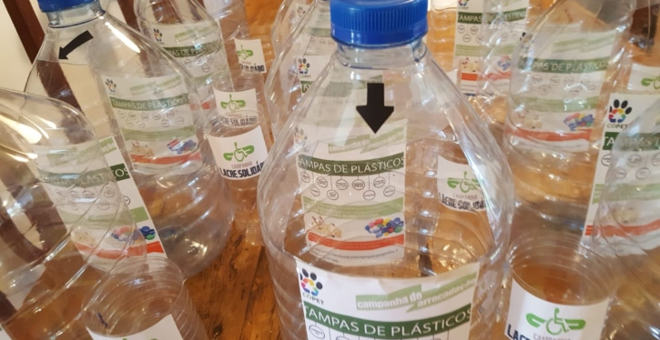 Tampinhas e lacres geram recursos para projetos sociais