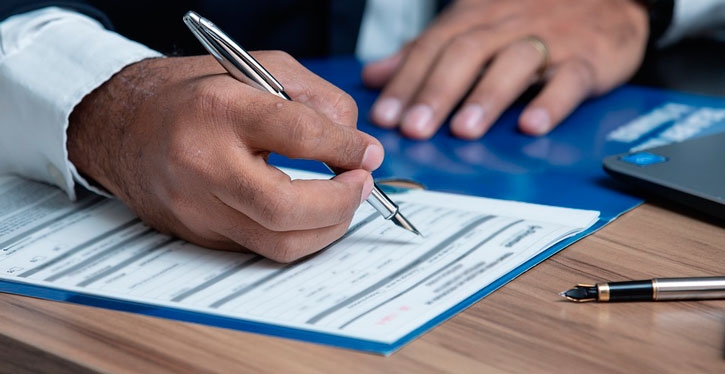 Quando há divergência entre a convenção do condomínio e o regimento interno, qual das duas normas devemos seguir?