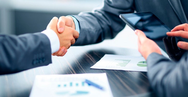 Condômino inadimplente que fez acordo e está pagando a dívida, pode votar em assembleia?