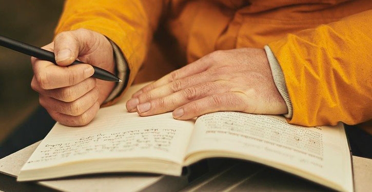 O síndico pode reter o livro de ocorrência e disponibilizar quando solicitado ou deve ficar na portaria?