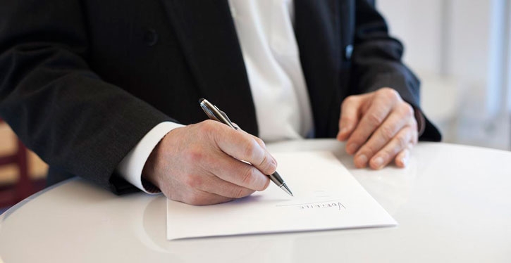 A maioria dos proprietários do condomínio só mora na temporada de verão. Posso receber procuração para voto na assembleia?