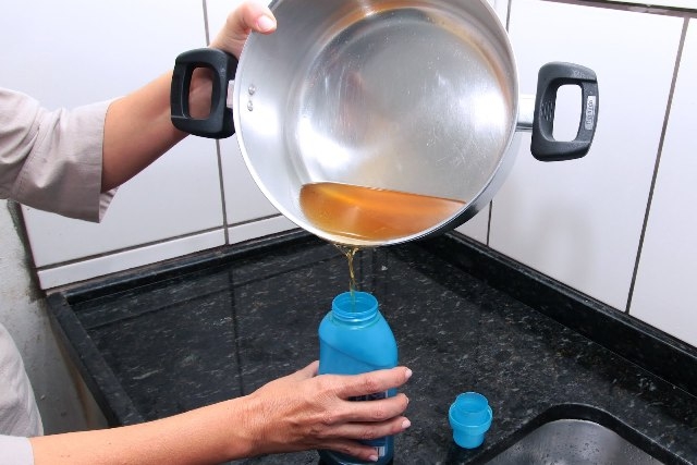 Condomínios de Palhoça aderem a programa de coleta de óleo de cozinha