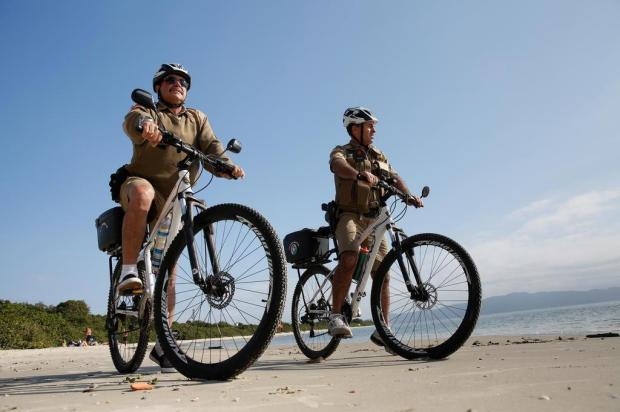 Comunidade compra bicicletas pra policiais fazerem rondas na Daniela, em Florianópolis