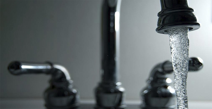 Posso cortar a água e o gás de um condômino inadimplente?