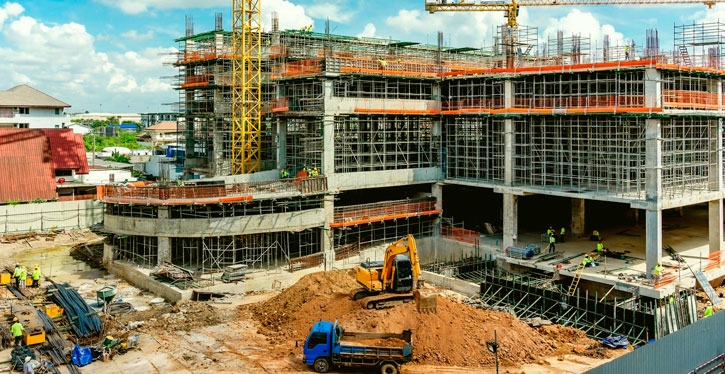 A atividade da construção civil segue legislação municipal e havendo abusos é possível denunciar a obra na prefeitura