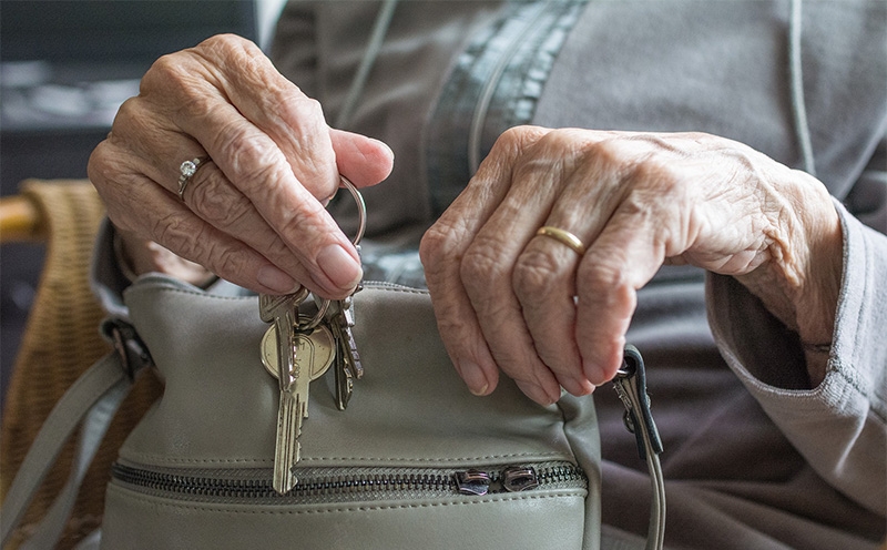 Vizinho que reclamava de tudo é condenado a pagar R$ 5 mil a idosa em SC