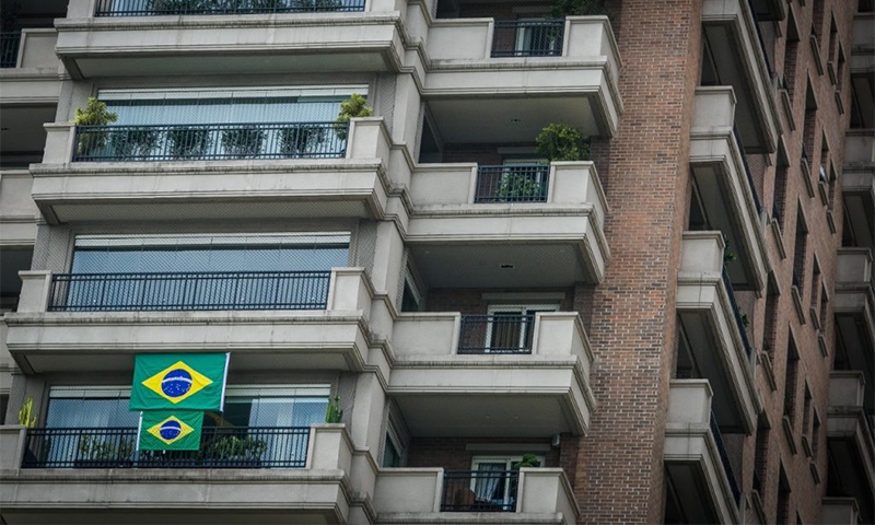É permitido aos moradores colocar bandeiras do Brasil ou de partidos políticos nas janelas e sacadas dos apartamentos?