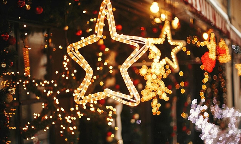 Na decoração externa o cuidado deve ser redobrado: água e umidade elevam a probabilidade de acidentes