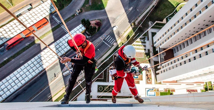 A preparação de fachada para uma pintura bem feita é algo demorado e que requer habilidade e conhecimentos dos profissionais que executam o serviço