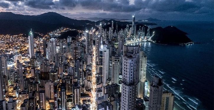  Condomínios localizados em regiões turísticas devem ficar atentos para a conta de energia, já que há previsão do retorno dos turistas no verão