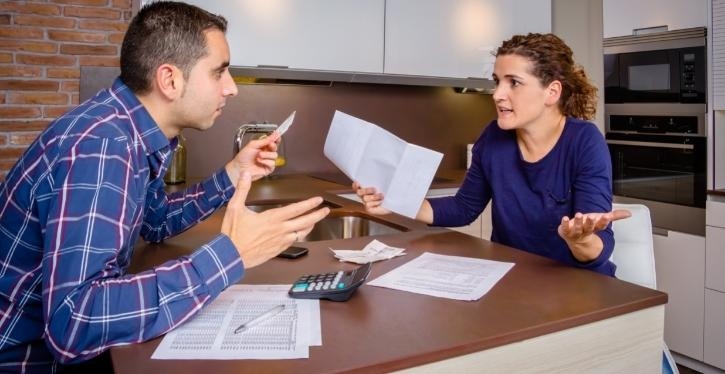 Inquilino recebeu multa, alegou que o condomínio não apresentou provas e entrou na justiça. Ele pode fazer isso ou só proprietário?