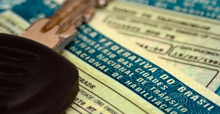 Pilotar sem habilitação em áreas de condomínio pode gerar multa e até prisão