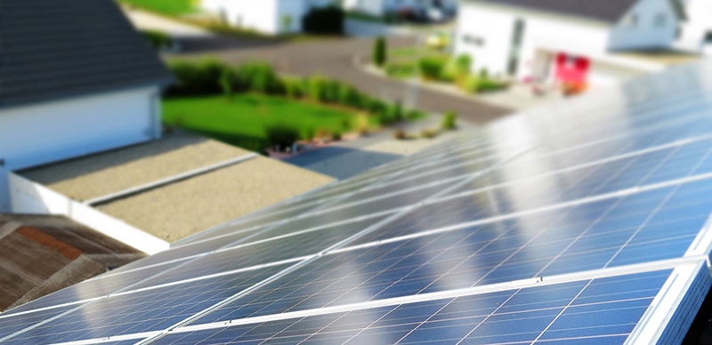 Em condomínios horizontais de casas geminadas, a placa solar no teto é alteração de fachada?