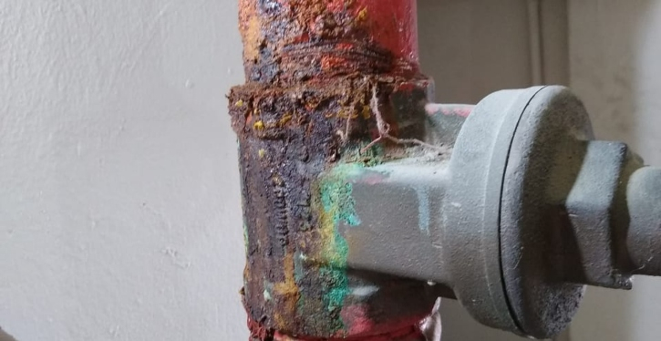 Tubulação de incêndio com ferrugem pela falta de manutenção