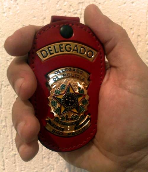 Assaltantes disfarçados de policiais