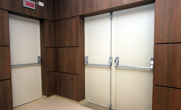 Portas corta-fogo no combate a incêndios