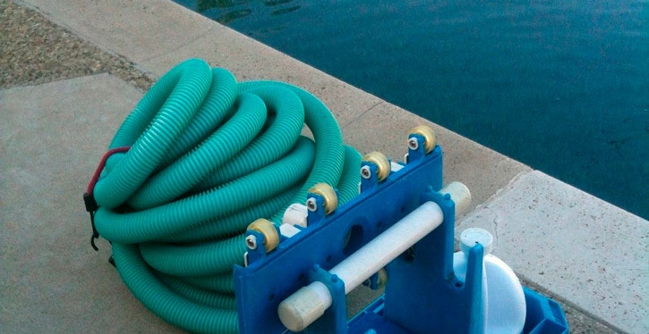 O zelador pode fazer o tratamento da água da piscina durante a baixa temporada?