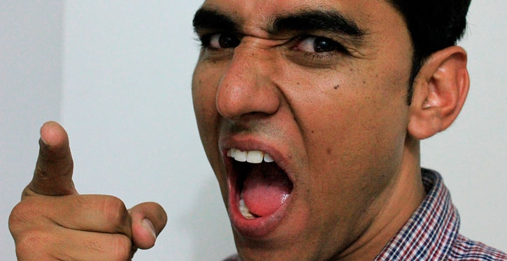 Um vizinho surta toda manhã e estamos com medo. O síndico nada faz. O que os moradores podem fazer?