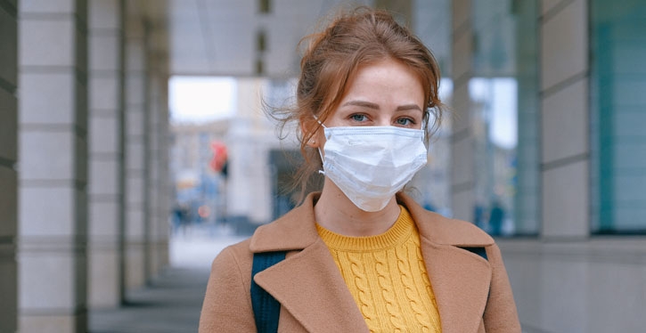 Quando a pessoa vive com alguém que tem o vírus, ela pode circular pelo condomínio ou deve fazer quarentena?