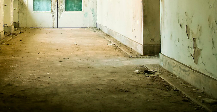 Um vizinho está fazendo obras sem consultar o síndico e sem autorização de engenheiros. Estão colocando piso sobre piso. Isso pode causar prejuízos?