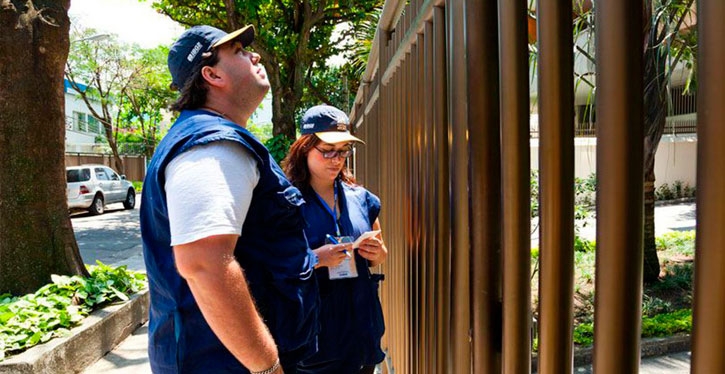 O agente censitário estará identificado com boné, colete e o crachá do IBGE