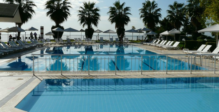 Piscinas em condomínios: regulamentação e cuidados especiais