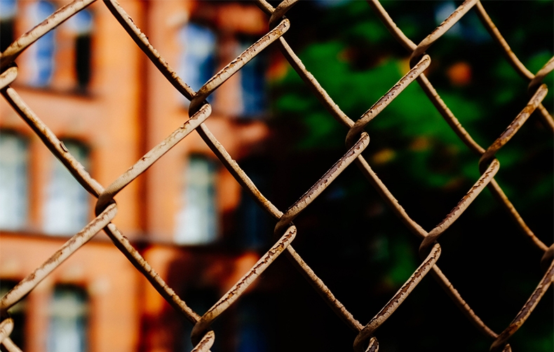 Minha filha quebrou a cerca do condomínio e consegui orçamento menor do que o síndico. Posso pedir mais de um orçamento?