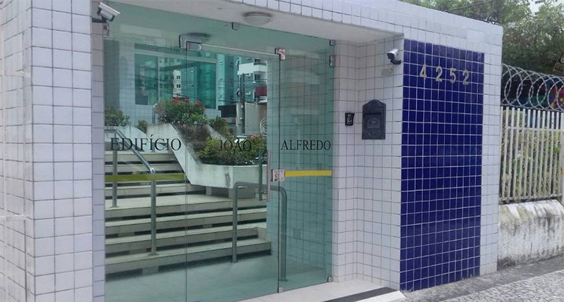 PE: Porteiro morre ao tentar instalar refletor em condomínio