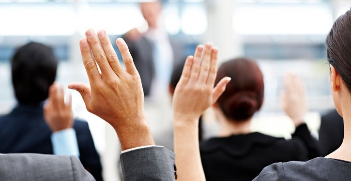 O síndico deve seguir o Código Civil e a convenção do condomínio para a aprovação das pautas em assembleia