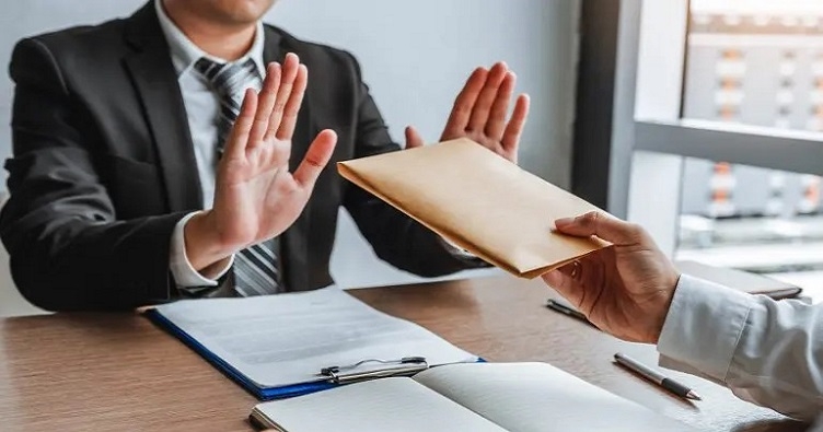 Propina nos condomínios: síndico que aceita benefícios pessoais pode perder o cargo