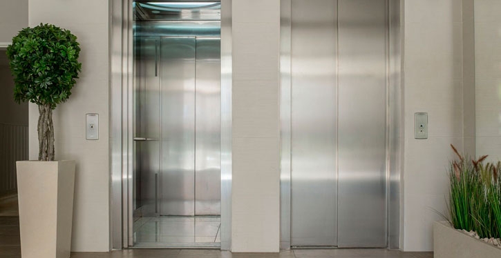 O condomínio pode criar regras para o uso de elevadores de serviço