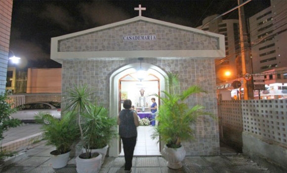 Moradores montam igrejas dentro de condomínios