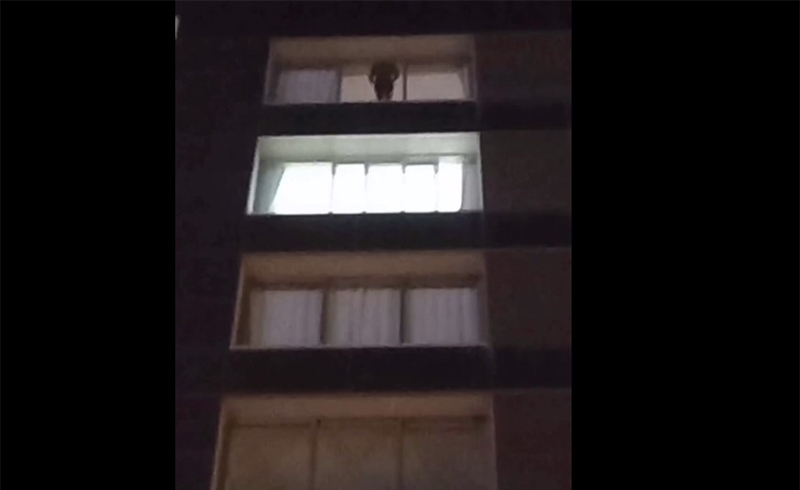 Roupa de surfe é confundida com corpo em janela de apartamento em SC