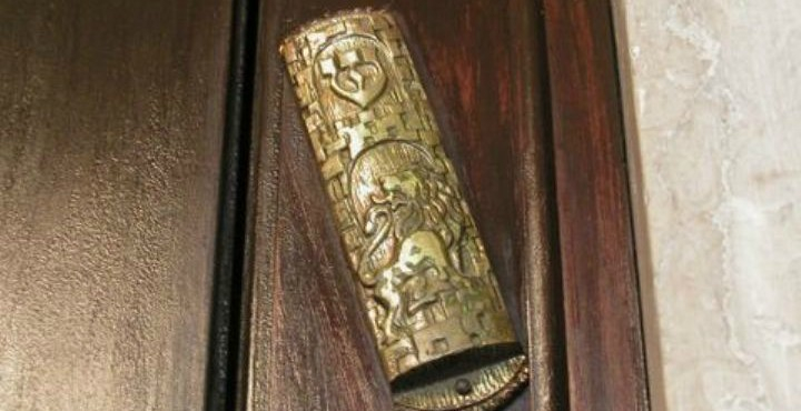 Condomínio não pode proibir fixação de objetos religiosos nas portas das unidades