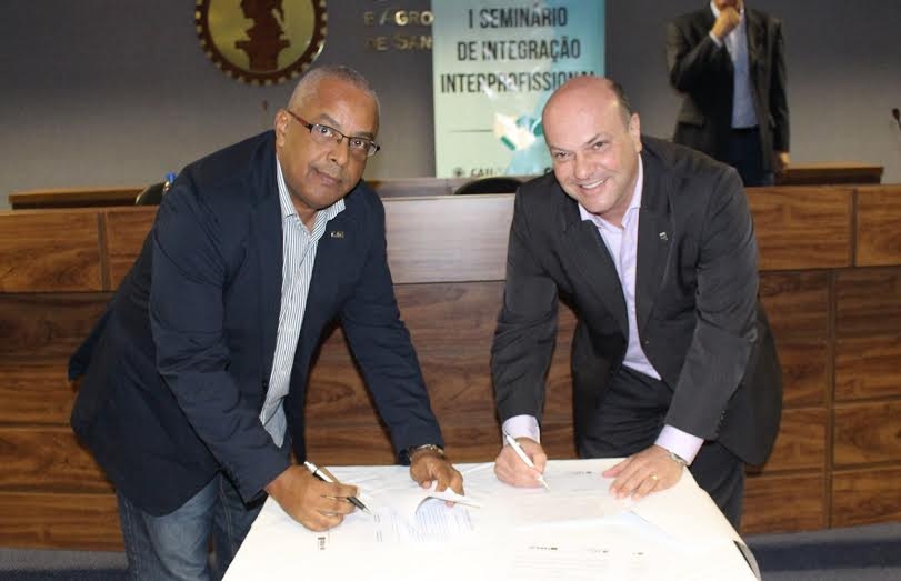 Presidente do CAU/SC, Luiz Alberto de Souza, e o presidente do CREA-SC, Carlos Alberto Kita Xavier.